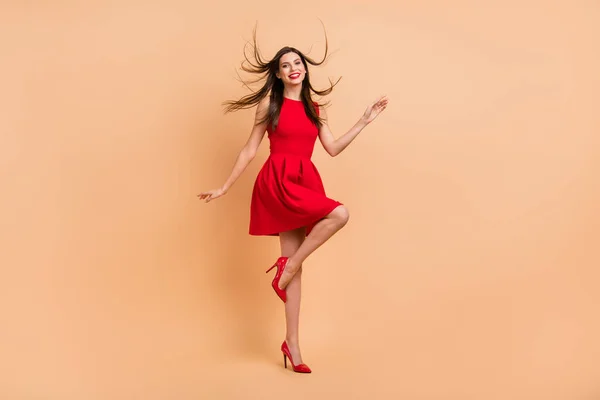 Teljes test profil oldalán fotó vidám lenyűgöző nő légy haj viselet csillogás ruhát elszigetelt bézs színű háttér — Stock Fotó