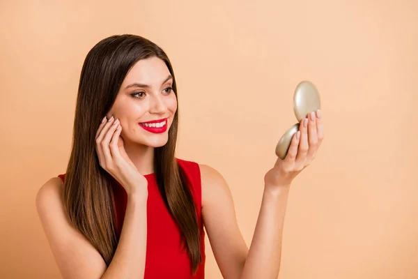 Profilseite Foto von ziemlich positiv junge Dame halten Taschenspiegel berühren Gesicht Haut isoliert auf Pastell beige Farbe Hintergrund — Stockfoto