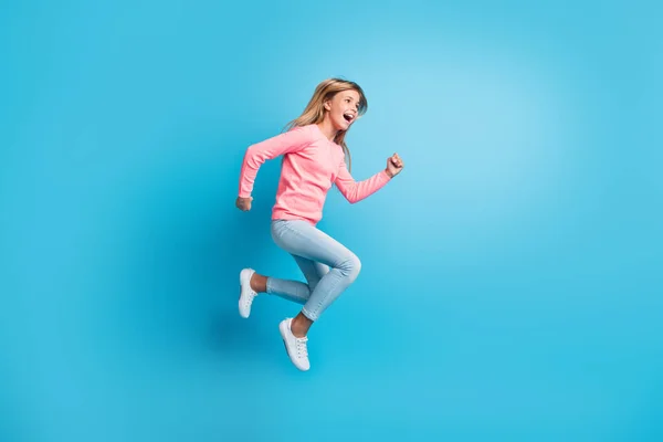 Foto retrato de niña saltando corriendo aislado sobre fondo de color azul pastel —  Fotos de Stock