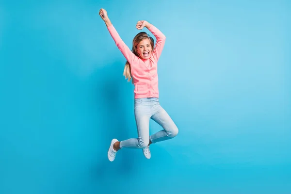 Foto retrato de niña saltando celebrando aislado sobre fondo de color azul pastel —  Fotos de Stock