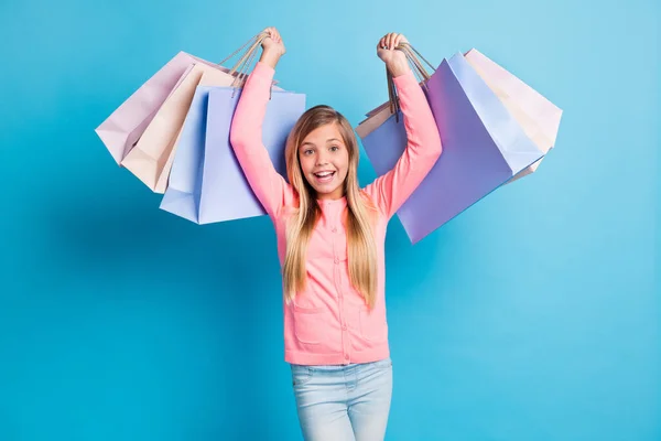 Φωτογραφία πορτρέτο του κοριτσιού κρατώντας τσάντες ψώνια μέχρι χαμογελώντας απομονωμένη σε παστέλ μπλε φόντο — Φωτογραφία Αρχείου