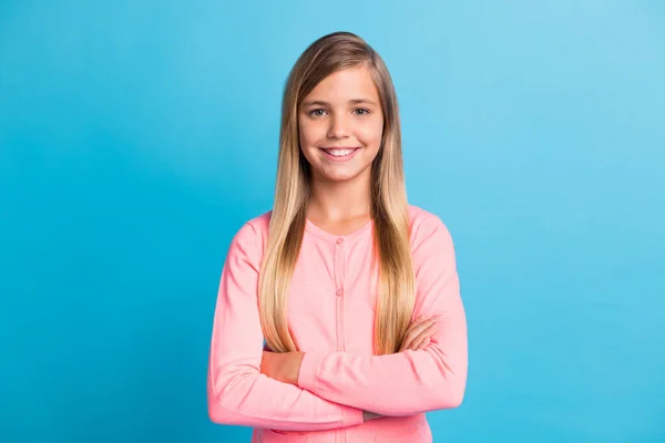 Foto retrato de menina com braços cruzados isolado no fundo de cor azul pastel — Fotografia de Stock