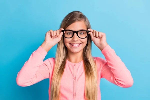 Foto ritratto di ragazza toccando occhiali con due mani isolate su sfondo di colore blu pastello — Foto Stock