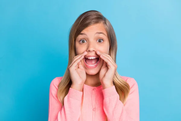 Photo portrait of girl announcing with two hands near mouth isolated on pastel blue colored background — Stock Photo, Image