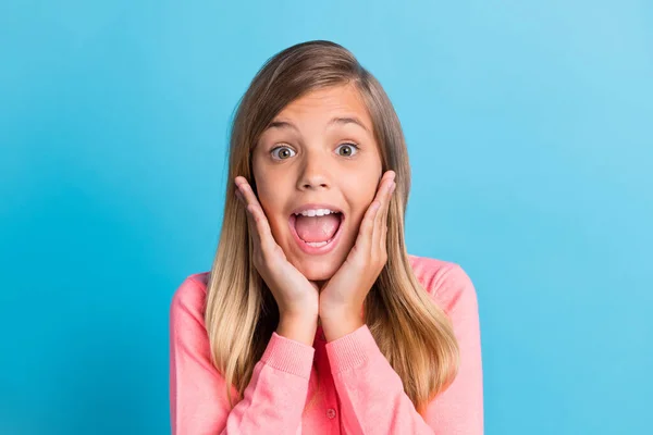Foto retrato de menina gritando tocando rosto bochechas com duas mãos isoladas no fundo de cor azul pastel — Fotografia de Stock