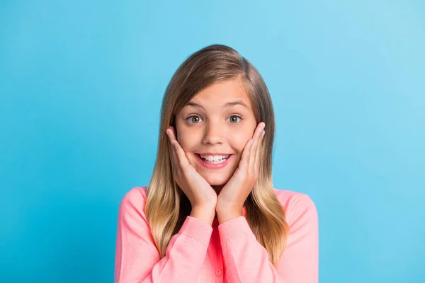 Foto retrato de menina bonito segurando bochechas cabeça com duas mãos isoladas no fundo de cor azul pastel — Fotografia de Stock