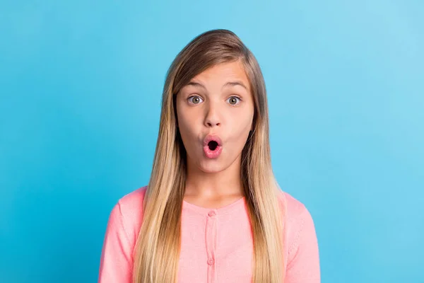 Foto retrato de chica sorprendida aislada sobre fondo de color azul pastel —  Fotos de Stock