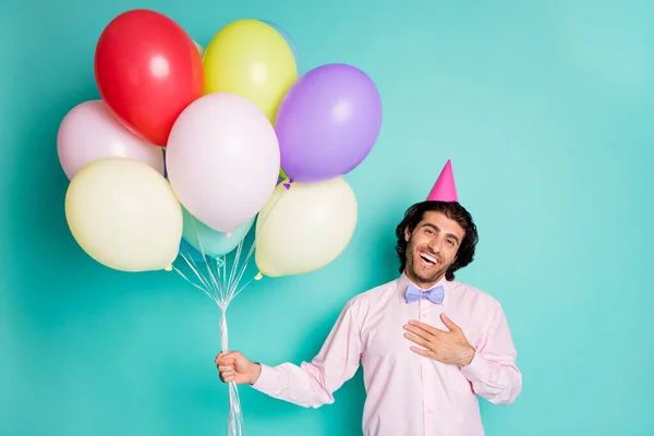 Porträt junger Mann hält Hand auf Herz Formaldehyd Kegel bringen bunte Luftballons isoliert auf türkisfarbenem Hintergrund — Stockfoto