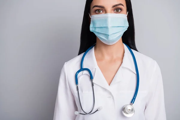 Καλλιεργημένη φωτογραφία του αξιολάτρευτο θετική γυναίκα θεραπευτής ντυμένος λευκό ομοιόμορφη αναπνευστήρα προσώπου απομονωμένο γκρι φόντο χρώμα — Φωτογραφία Αρχείου