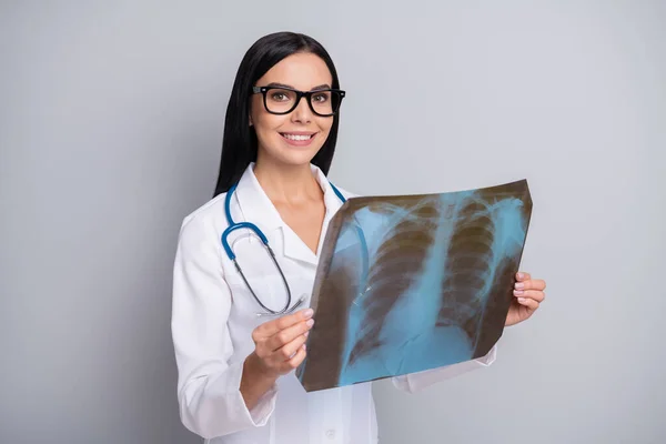 Foto de médico calificado niña mantenga rayos X desgaste gafas estetoscopio blanco uniforme aislado gris color fondo — Foto de Stock