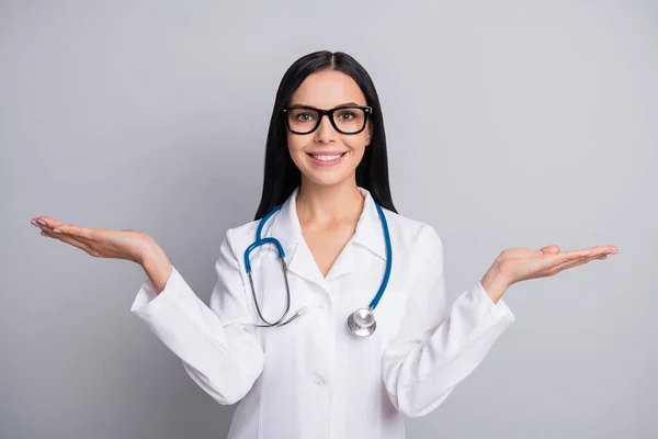 Foto von Arzt Dame Palmen halten leeren Raum tragen Stethoskop-Brille weiß einheitlich isoliert graue Farbe Hintergrund — Stockfoto
