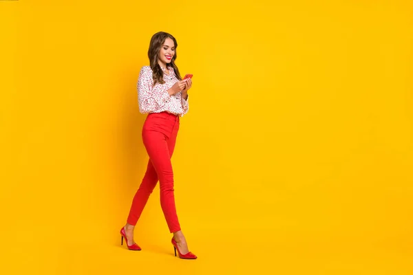 Full size profile photo of walking lady schreiben blog post tragen positive kommentare isoliert auf gelbem hintergrund — Stockfoto