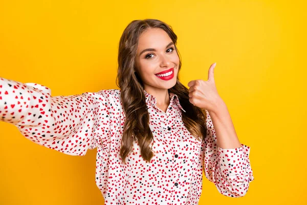 Портрет веселої леді, що записує відео, показує великий палець зубної посмішки ізольовано на яскравому жовтому тлі — стокове фото