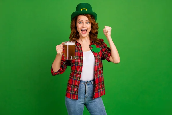 Portrait d'elle elle agréable attrayant joli heureux joyeux joyeux fille aux cheveux ondulés fan de boire de la bière s'amuser en se réjouissant isolé sur brillant vif fond de couleur verte vibrante — Photo