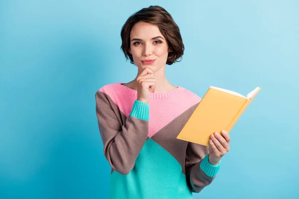 Foto-Porträt von neugierigen nachdenklichen Mädchen denken über Idee halten Buch berühren Gesicht isoliert auf hellblauem Hintergrund — Stockfoto