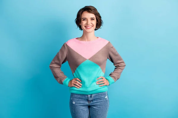 Foto retrato de mulher sorridente com as mãos na cintura isolada em pastel luz azul colorido fundo — Fotografia de Stock