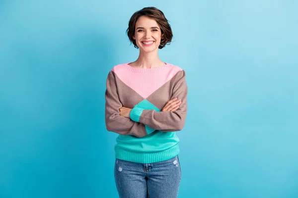 Foto retrato de chica alegre con brazos cruzados aislados sobre fondo de color azul claro pastel —  Fotos de Stock