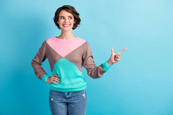 Foto retrato de menina alegre apontando o dedo olhando para o espaço em branco isolado em pastel luz azul colorido fundo — Fotografia de Stock