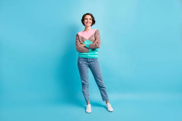 Foto retrato em tamanho real de mulher jovem com as mãos dobradas assistindo ao lado isolado em pastel luz azul colorido fundo — Fotografia de Stock
