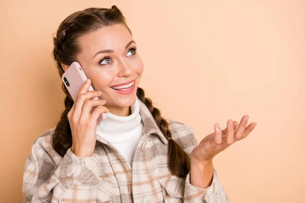 Foto di giovane bella sorridente buon umore positivo parlando sul telefono sguardo copyspace isolato su sfondo di colore beige — Foto Stock
