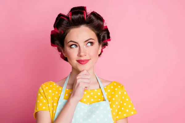 Nahaufnahme Porträt von ihr sie nett nett gesinnt fröhlich braunhaarige Hausfrau Schaffung Lösung isoliert über rosa Pastellfarbe Hintergrund — Stockfoto