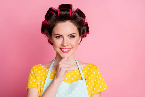 Close-up portrait of her she nice attractive charming brown-haired woman housewife touching chin isolated over pink pastel color background — Stock Photo, Image