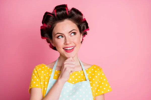 Portret van geïnteresseerd meid aanraken handen kin look copyspace denk dragen polka-dot kleding geïsoleerde roze kleur achtergrond — Stockfoto