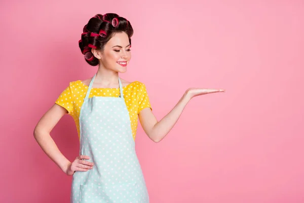 Portré pozitív lány fogd a kezét néz copyspace kopás polka-pont ruhák elszigetelt felett pasztell szín háttér — Stock Fotó