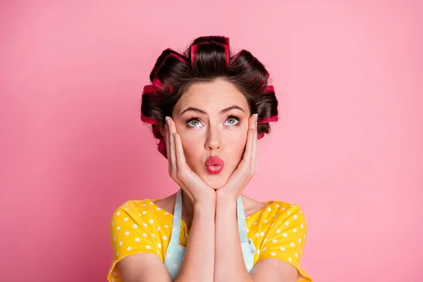 Nahaufnahme Porträt von ihr sie schöne attraktive neugierige Hausfrau schmollen Lippen Denken Entscheidung suchen isoliert über rosa Pastellfarbe Hintergrund — Stockfoto