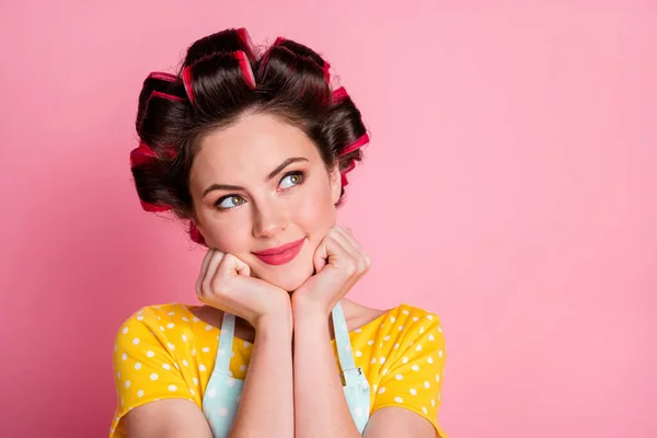 Close-up portret van haar ze mooi aantrekkelijk vrij nieuwsgierig huisvrouw denken kopiëren ruimte geïsoleerd over roze pastel kleur achtergrond — Stockfoto