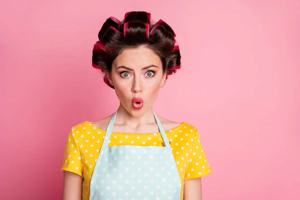 Porträt des erstaunten Mädchens beeindruckt tragen Retro-Outfit isoliert über pastellfarbenem Hintergrund — Stockfoto