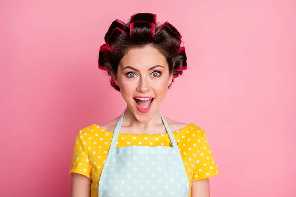 Portrait de fille positive étonnée impressionné cri porter tenue vintage isolé sur fond de couleur pastel — Photo