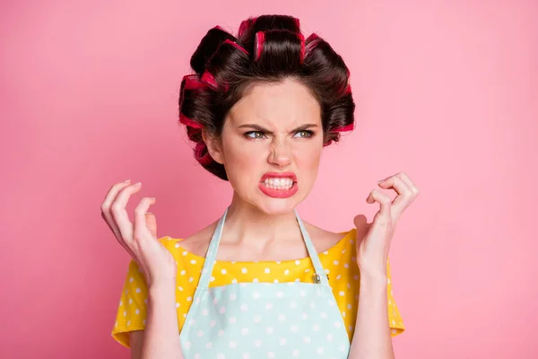 Portrait de femme en colère look copyspace porter des vêtements de style rétro boucles de coiffure isolés sur fond de couleur pastel — Photo