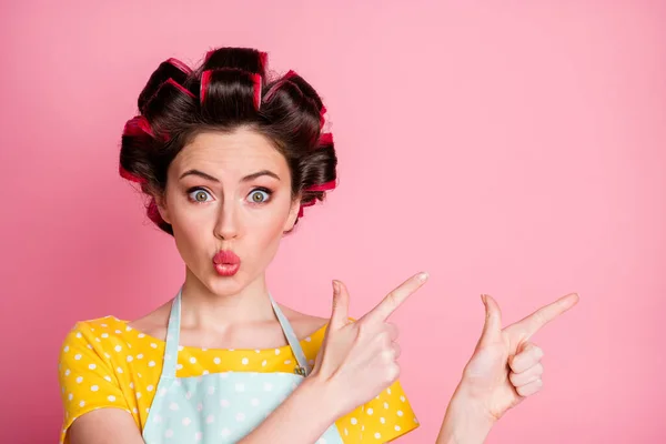 Retrato de cerca de ella, se ve muy bien sorprendida ama de casa de cabello castaño demostrando los labios espacio de copia puchero aislado en el fondo de color pastel rosa —  Fotos de Stock