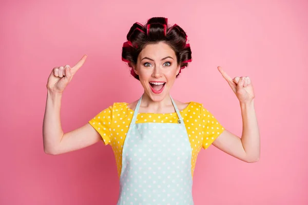 Photo of shocked girl point index finger hair rollers wear yellow outfit isolated pastel color background — Stock Photo, Image
