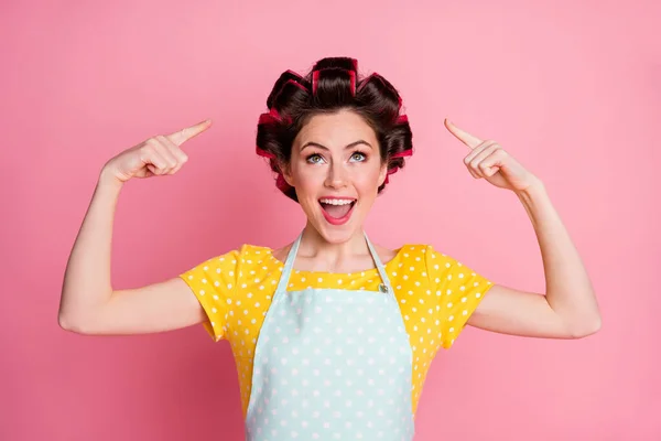 Retrato de chica asombrada dedo índice corte de pelo desgaste buena mirada ropa retro aislado sobre fondo de color rosa —  Fotos de Stock
