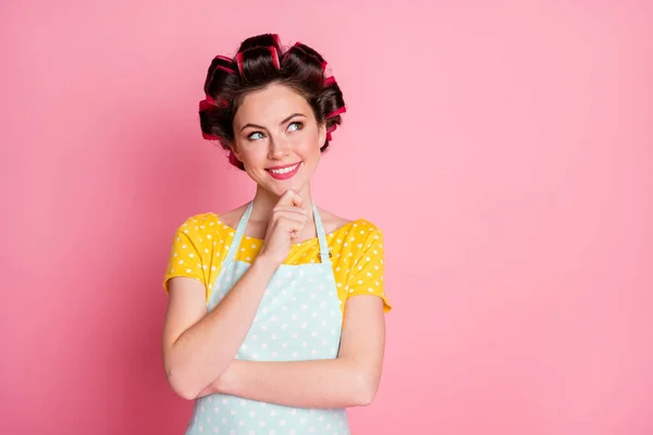 Porträt von gleichgesinnten Mädchen aussehen Kopierraum berühren Kinn denken tragen gelbe Kleidung isoliert über Pastellfarbe Hintergrund — Stockfoto