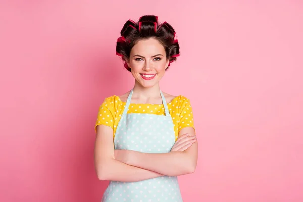 Ritratto di bella ragazza mani incrociate indossare rulli per capelli stile vintage vestito isolato su sfondo color pastello — Foto Stock