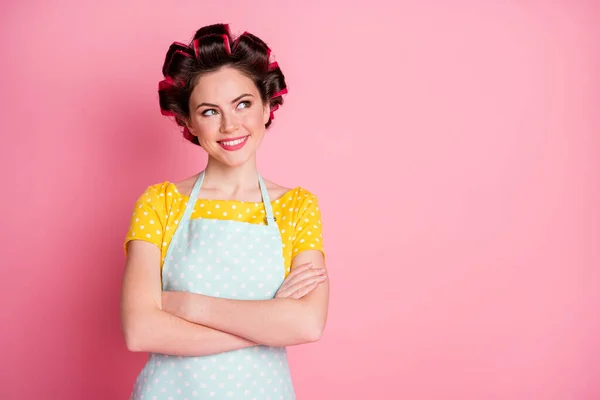 Porträt von ihr sie schön attraktiv fröhlich neugierig Hausfrau Schaffung Lösung gefaltete Arme isoliert über rosa Pastellfarbe Hintergrund — Stockfoto