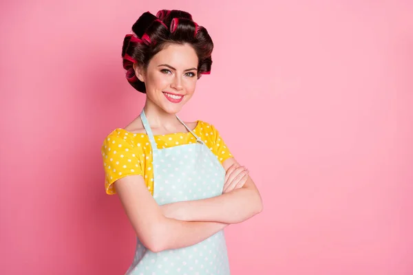 Girato foto di affascinante signora croce mani indossare rulli per capelli vestiti retrò isolato su sfondo di colore pastello — Foto Stock