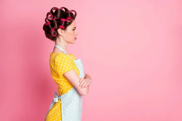 Profil boční fotografie vážné manželky dívka vzhled copyspace kříž ruce nosit vlasy válečky izolované na pastelové barvy pozadí — Stock fotografie
