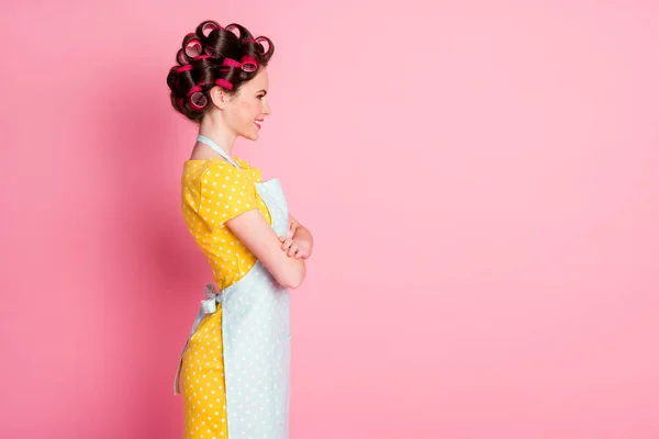 Perfil foto lateral da menina positiva com encrespadores de cabelo cruzar as mãos olhar copyspace isolado sobre fundo cor pastel — Fotografia de Stock