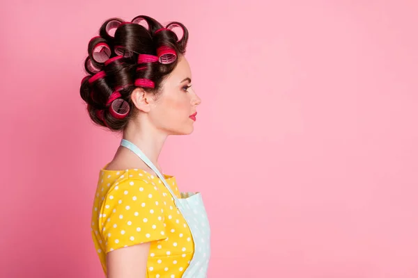 Profil boční fotografie atraktivní dívka vzhled copyspace oblečení retro outfit vlasy válečky izolované přes růžové barvy pozadí — Stock fotografie