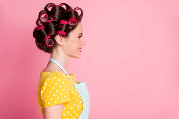 Profil boční fotografie okouzlující dívka vzhled copyspace oblečení vintage outfit izolované přes růžové barvy pozadí — Stock fotografie