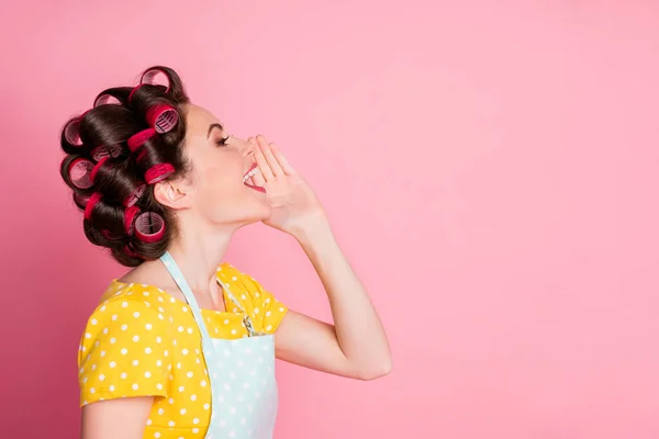 Profil côté photo de fille positive tenir la main lèvres bouche crier espace vide isolé sur fond de couleur pastel — Photo