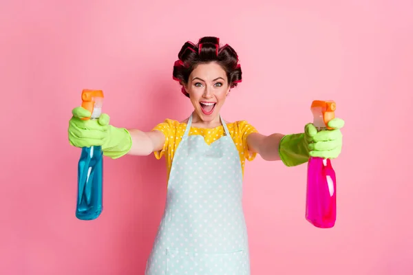 Positivo excitado chica celebrar botella química spray desgaste amarillo punteado t-shirt verde guantes aislados en pastel color fondo —  Fotos de Stock