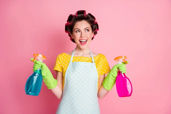 Aufgeregt Mädchen halten Flasche Spray Look Kopierraum denken tragen gelb gepunktete T-Shirt Latex-Handschuhe isoliert pastellfarbenen Hintergrund — Stockfoto