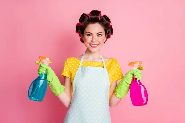 Portret van vrolijke meid houden fles spray slijtage geel gestippelde t-shirt handschoenen geïsoleerd over pastel kleur achtergrond — Stockfoto