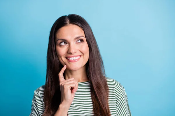 Ritratto di persona attraente dito sul mento sguardo spazio vuoto sorriso dentato isolato su sfondo di colore blu — Foto Stock