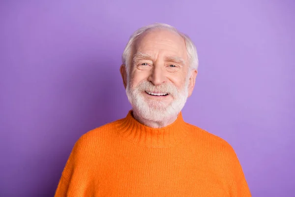 Фото задоволеного старого чоловіка посмішка виглядає, як камера одягнена в теплий светр ізольовано на кольоровому фоні пурпурового кольору — стокове фото